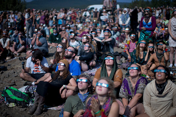 Multitud observando un eclipse solar juntos