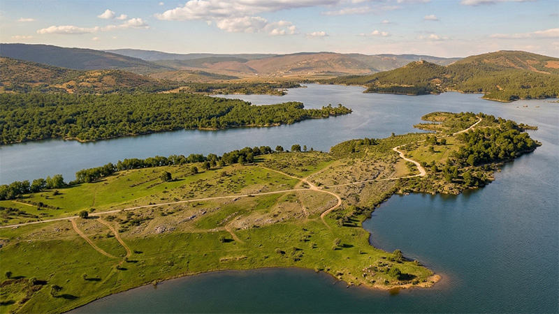 The festival grounds on the Cuerda del Pozo reservoir, Soria